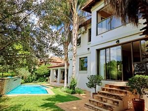 TRANQUIL, NATURE INSPIRED ENTERTAINER’S RETREAT WITH FULL SOLAR & WATER SYSTEM