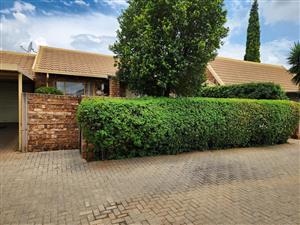 Townhouse For Sale in Rooihuiskraal