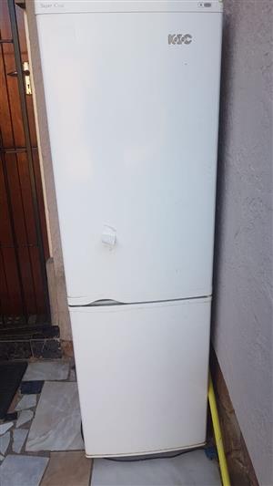 I AM LOOKING FOR A BROKEN OR WORKING FRIDGE TO BUY FOR CASH