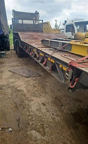 Low bed triaxle trailer