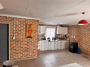  Cozy 1 Bedroom Cottage Available for Rent in Kensington, Oxford Road