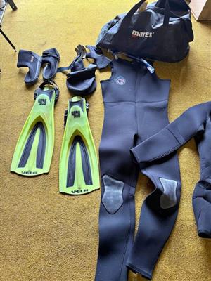 Wet suite with accessories and bag