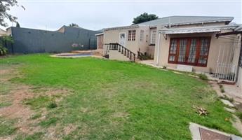 3 Bedroom home with 3 Cottages