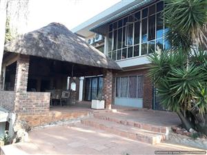 Massive 4 bedroom house in Sinoville with pool and 2 lapa's, and much more.