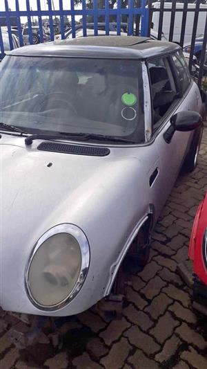 Mini Cooper R50 2005 with W10B motor stripping for Spares.