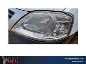 Nissan NP200 2015 headlights