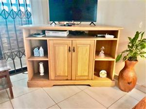 Corner Oak media unit