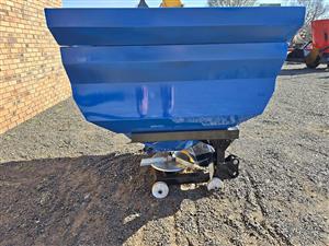 New Giant 1000ltr fertilizer spreaders in stock