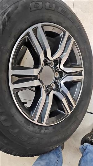 17inch Toyota Hilux/Fortuner original mag with use 265/65/17 tyre to use for spare wheel 