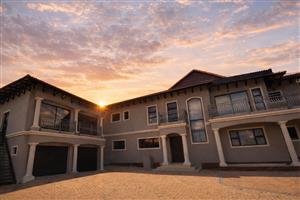 Ultra-Luxury 6 Bedroom Lake-View Home in Tuscany Ridge Estate, Potchefstroom