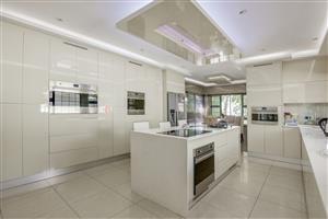 Luxury Acre Living in Bryanston – Seller Inviting Offers from R6,999,999