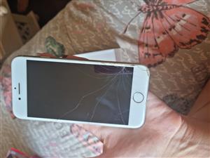 Iphone 7 for sale R700 cracked screen 