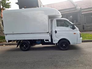 2014 HYUNDAI H100 BAKKIE 2 .6 DESILE  WITH CANOPY IN EXCELLENT CONDITION