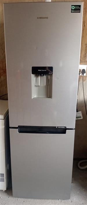 Silver 330L Samsung Fridge Freezer with Water Dispenser.