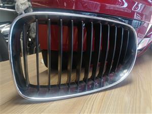 2011  LEFT FRONT MAIN GRILLS FOR SALE SUPER CLEAN  BMW E90 3SERIES