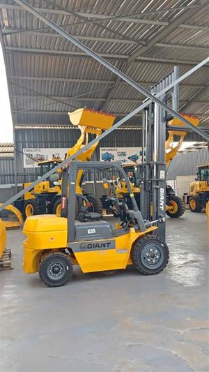 New Giant standard forklifts for sale at Mad Farmer SA