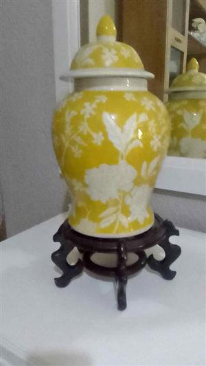 EXQUISITELY  GORGEOUS  GINGER JAR highly polished Mahogany ORNATE stand  CRESTA  w/app