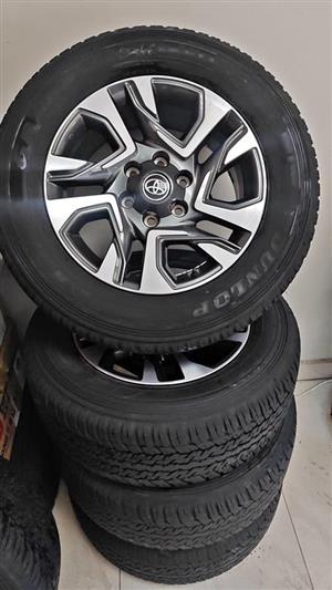 18inch Toyota Fortuner/Legend 55 original mags with Good used 265 60 18 Dunlop set