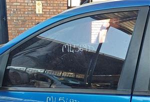 FORD FIGO LEFT FEONT WINDOW 