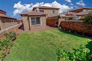 Townhouse For Sale in Weltevreden Park