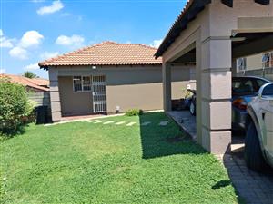 Townhouse For Sale in Birchleigh North
