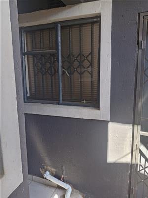  Bachelor's apartment available @Old Esselen Park next to Local Taxis Double-up 