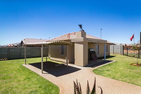 Hit the jackpot with this lovely 3 bedroom home for only R8000 a month in sky city 