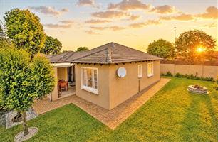 Townhouse For Sale in Honeydew Manor
