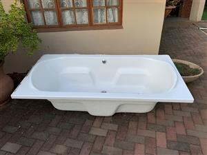 Bath for sale, very good condition. R1000