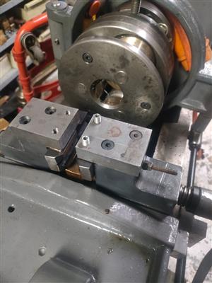 Thread rolling machine