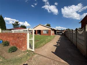 6xBedroom 2xKitchen House or Separate Flats in Lennoxton