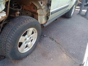 Jeep commander rim n tyer