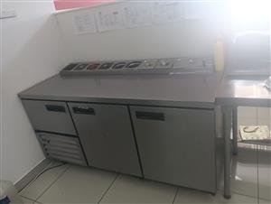Pizza top fridge with inserts