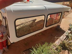 Land rover canopy,white,no cracks,good condition all windows and rubber stil in good condition