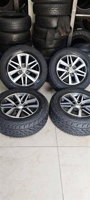 18inch Toyota Hilux/Fortuner original mags with fairly new 265 60 18 Bridgestone Dueller 