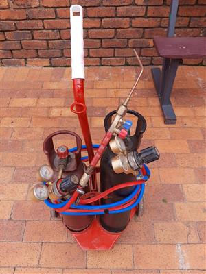 Afrox Porta Pack has gas complete set.