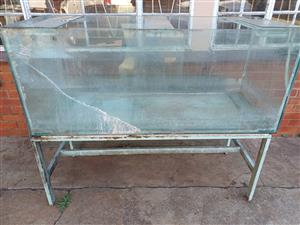  Large damadged fish tank for salee