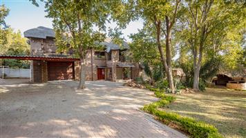 Thatch heaven, with big stand, tranquil hide away!