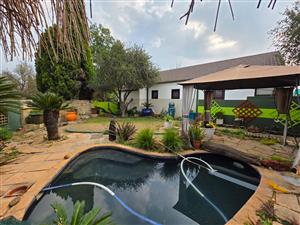 Beautiful Townhouse For Sale in Secure Vaalpark Complex!