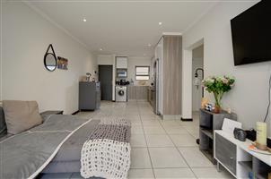 Modern 2 bedroom garden apartment