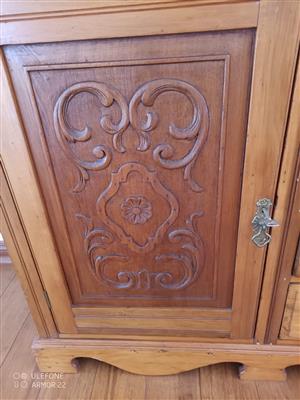 Excellent condition : Solid Wood Cabinet 