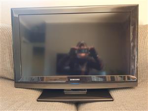 Samsung 32 inch HD TV on stand