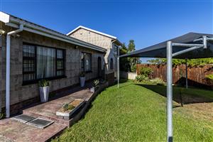 Clovelly Place: A Beautifully Designed Sanctuary Offering Privacy, Comfort, and Style