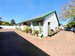 Three bedroom house plus two bedroom flat for sale in Secunda