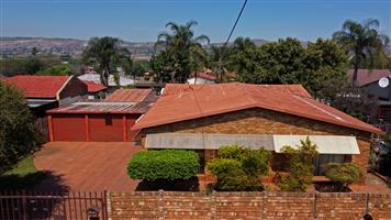 Spacious 5-Bedroom Family Home with Ample Parking and Domestic Quarters