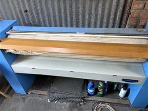 Laundry roller iron