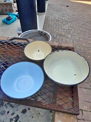 5 pieces of old enamel.  2 plates + 3 bowls. R200 the lot