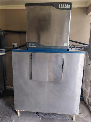 Scotsman Mv800 ice machine with Custom B500 Bin