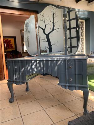 Ball and clew dressing table, Painted grey