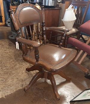 Swivelling, height-adjustable, oak Adam Bede office chair